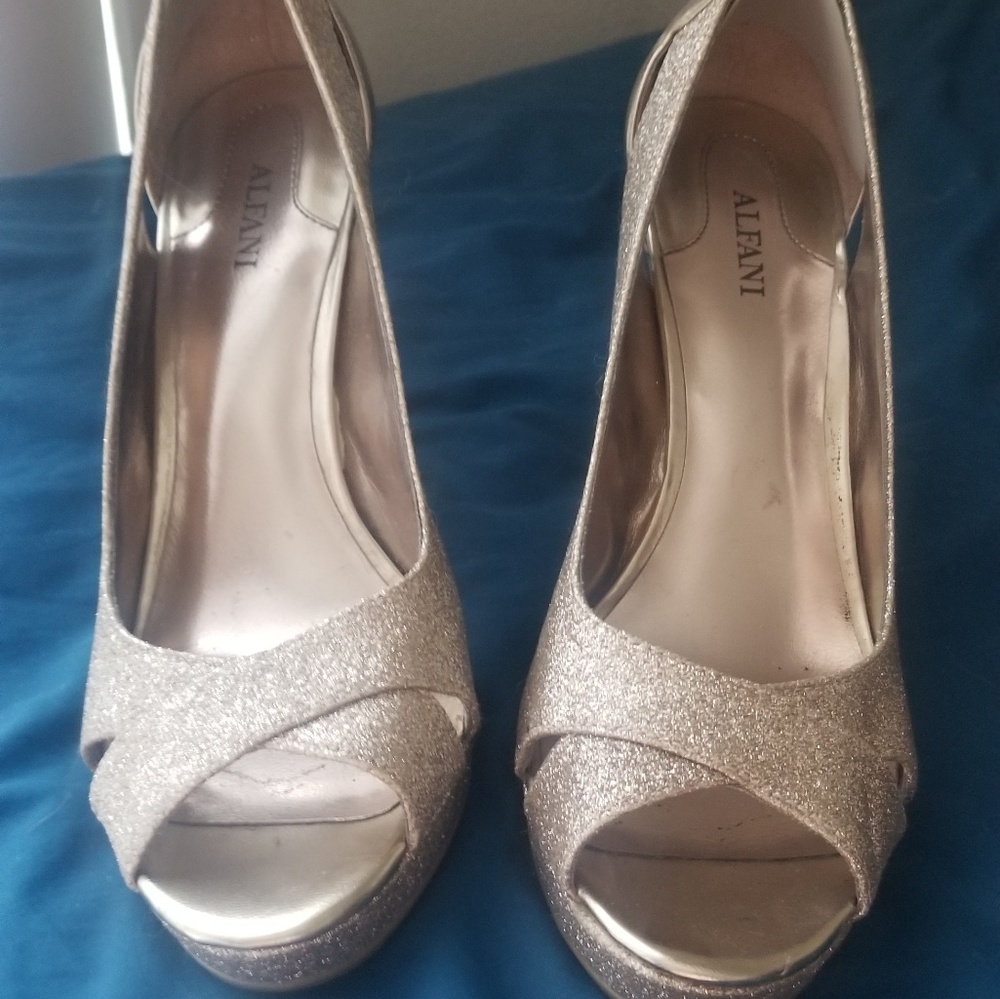 Alfani gold heels sz 8